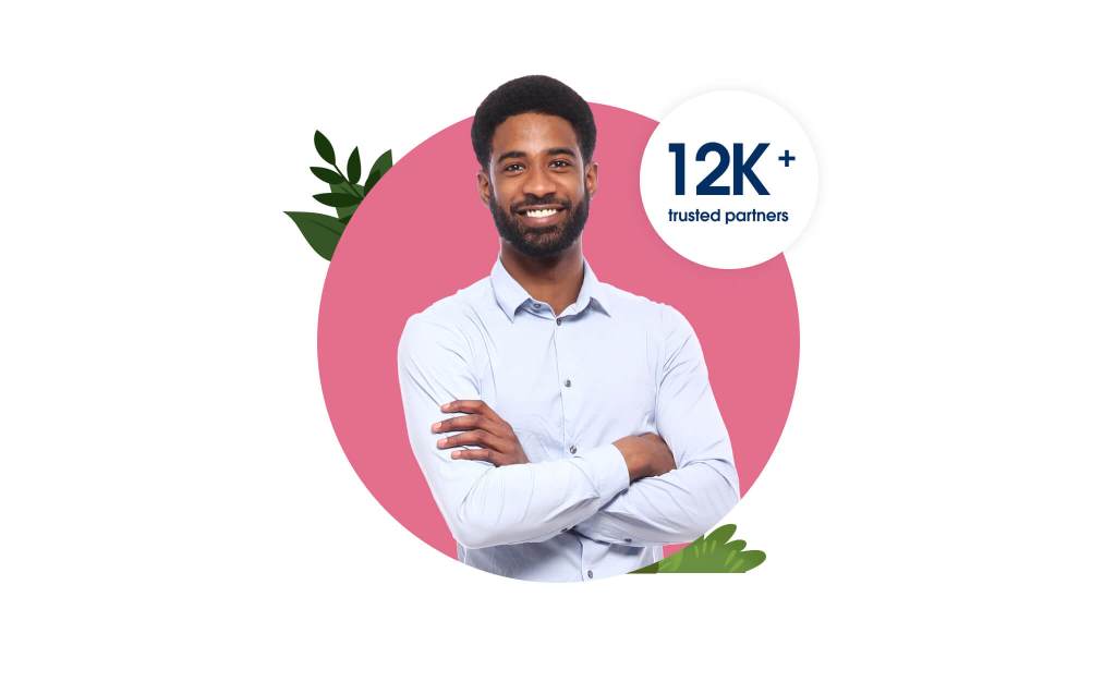 Een glimlachende Salesforce-partner staat met een badge met 12K vertrouwde partners erop